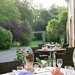 Château De La Prade Couette-café 4*