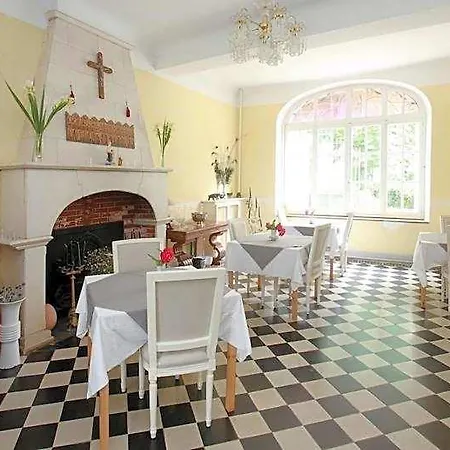 לינה וארוחת בוקר Chateau De La Prade 4*
